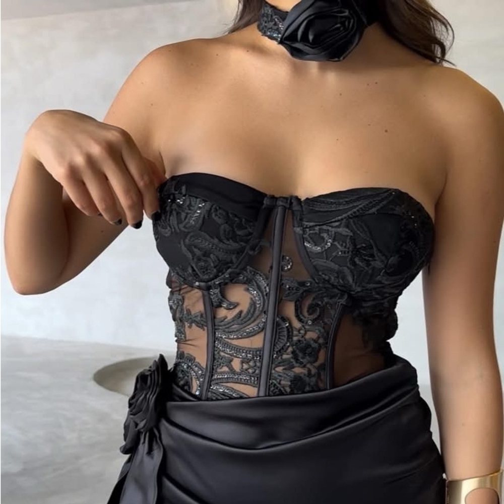 Elegant Black Lace Corset Dress - Picture 6 of 16
